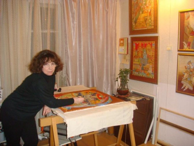 Мастерица батика за работой