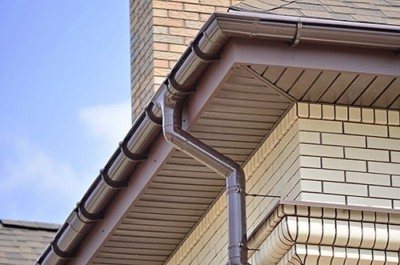 Нужны ли отливы на крышу? Виды, устройство, правила установки своими руками