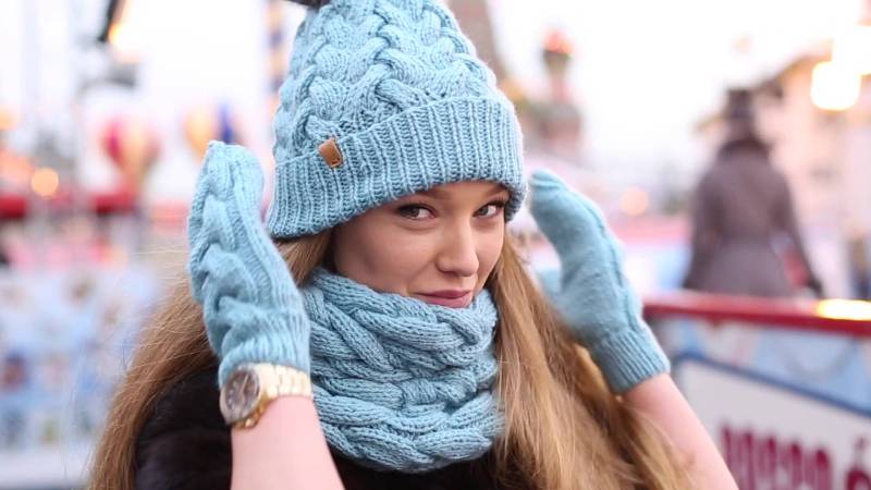 связанный комплект из шапки, шарфа и рукавиц на девушке