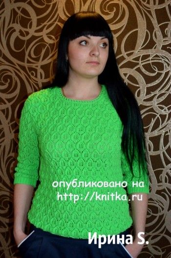 Зеленый свитер спицами с узором листики